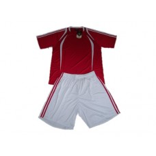 Форма футбольная взрослая. Футболка - красная с белыми вставками, шорты - белые с красными полосами 